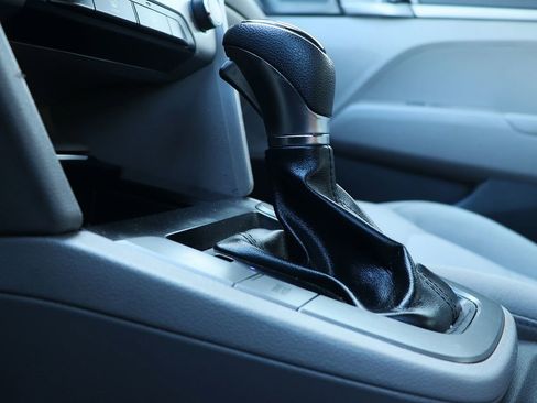 Used 2017 Hyundai Elantra SE image 48