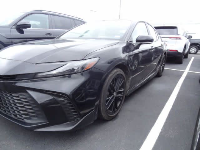 Used 2025 Toyota Camry SE FWD image 1