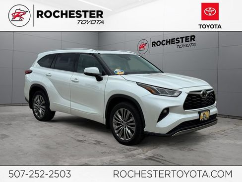 Used 2022 Toyota Highlander Platinum AWD/4WD image 1