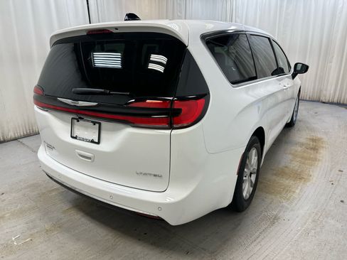 Used 2026 Chrysler Pacifica Limited FWD image 13