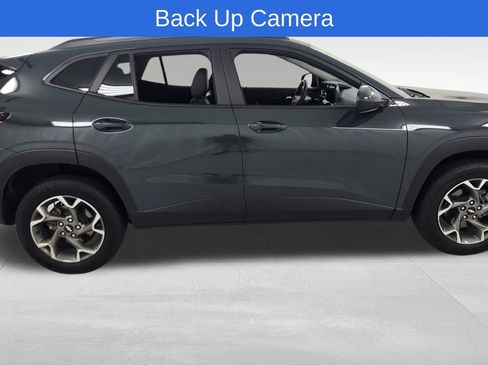 Used 2025 Chevrolet Trax LT FWD image 2