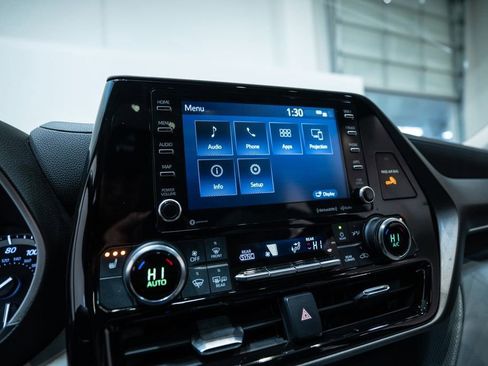 Certified 2022 Toyota Highlander XLE image 24