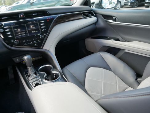 Used 2019 Toyota Camry XLE FWD image 11