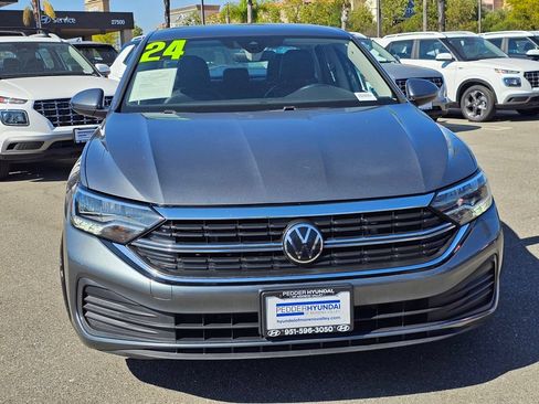 Used 2024 Volkswagen Jetta SE FWD image 2