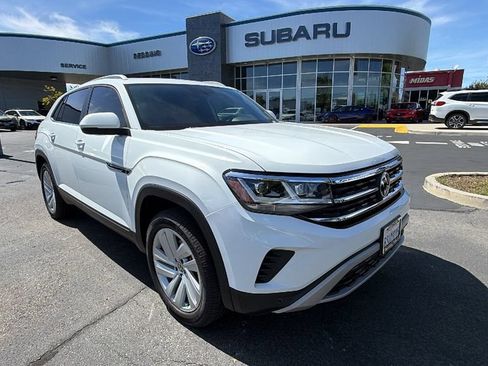 Used 2020 Volkswagen Atlas Cross Sport SE w/ Panoramic Sunroof Package FWD image 2