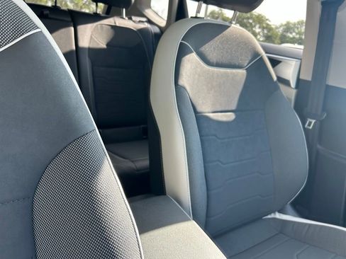 Certified 2025 Volkswagen Taos SE w/ Panoramic Sunroof Package FWD image 37