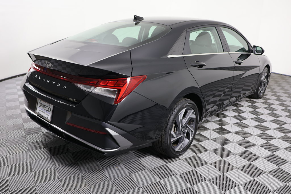 Used 2025 Hyundai Elantra SEL FWD image 8
