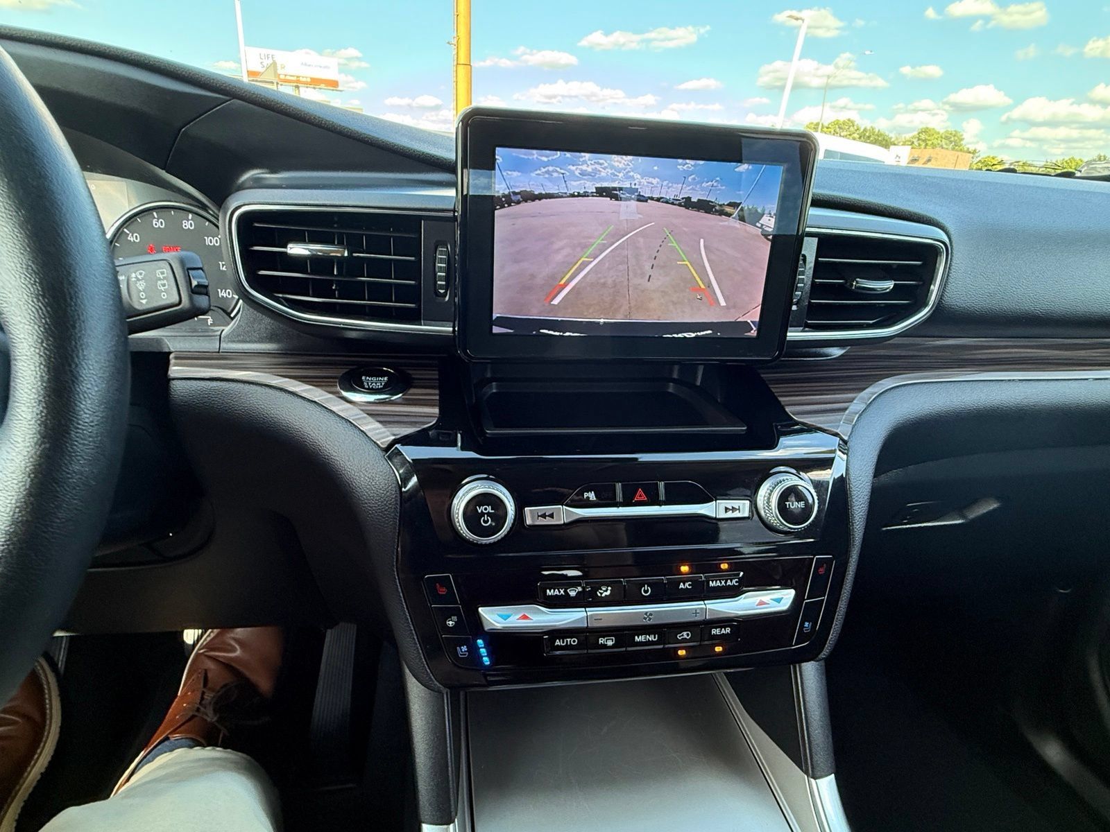 Certified 2024 Ford Explorer Limited RWD image 16