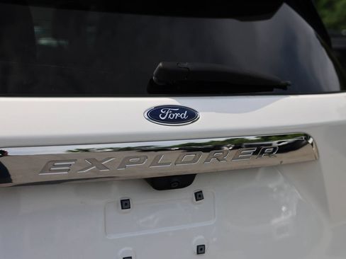Used 2023 Ford Explorer XLT AWD/4WD image 34