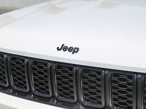 New 2025 Jeep Grand Cherokee Altitude image 6
