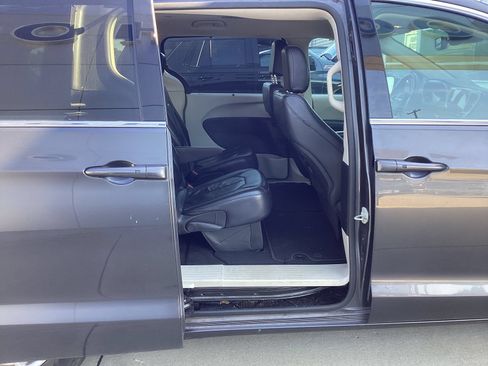 Used 2022 Chrysler Pacifica Touring-L FWD image 6
