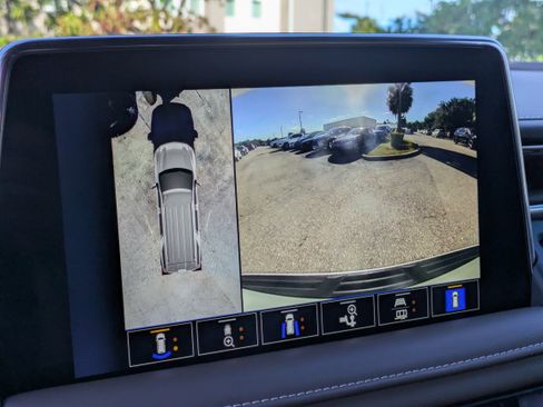 Used 2024 Chevrolet Suburban High Country image 34