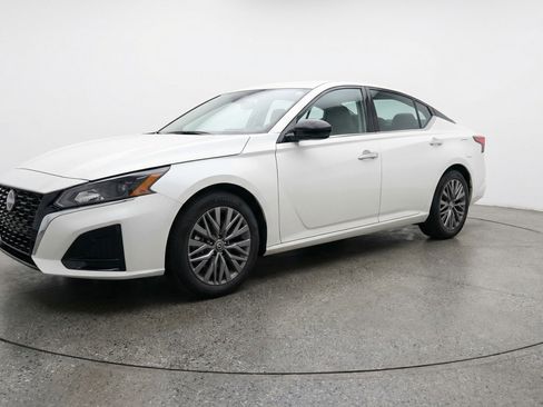 Used 2025 Nissan Altima 2.5 SV FWD image 3