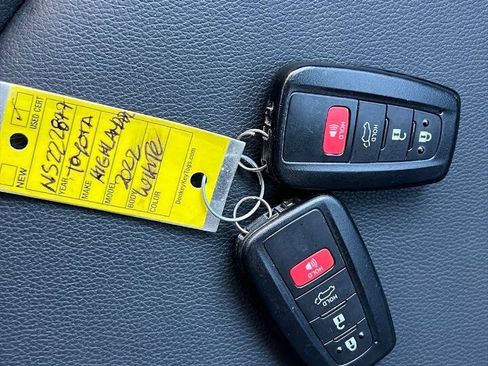 Used 2022 Toyota Highlander XLE AWD/4WD image 23