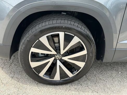Certified 2024 Volkswagen Taos SE FWD image 11