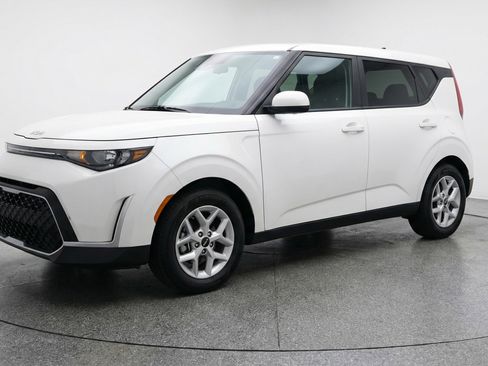 Used 2025 Kia Soul LX w/ LX Technology Package image 3