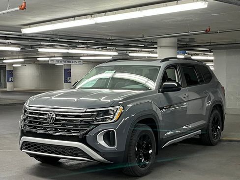 New 2026 Volkswagen Atlas Peak Edition image 3