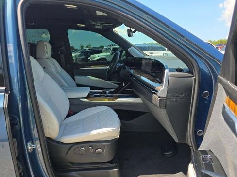 Used 2025 Cadillac Escalade ESV Sport Platinum AWD/4WD image 9