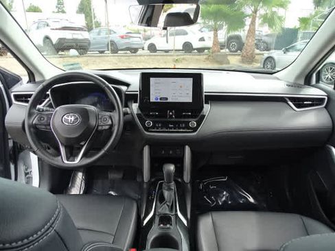 Used 2025 Toyota Corolla Cross XLE FWD image 22