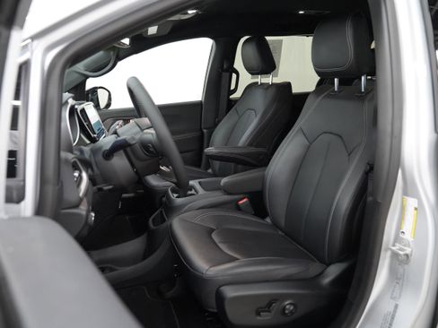 Used 2026 Chrysler Pacifica Select image 4