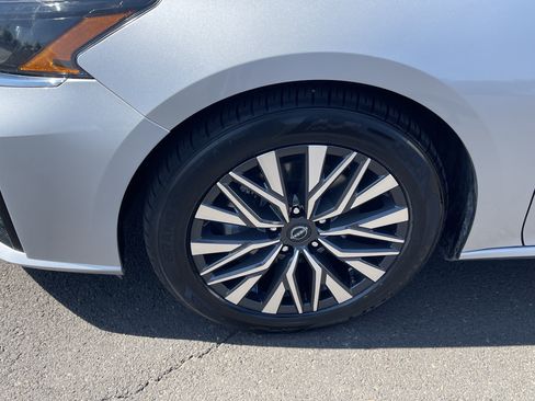 Used 2024 Nissan Altima 2.5 SV FWD image 9