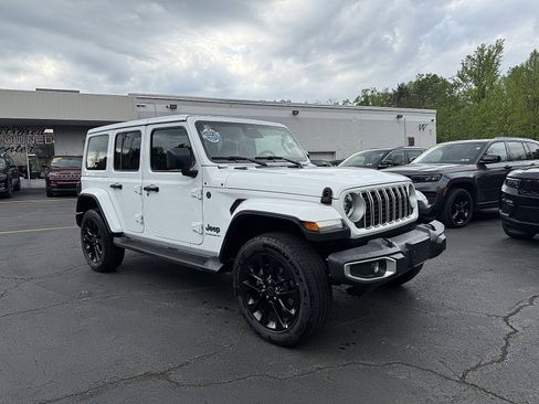 Used 2025 Jeep Wrangler Sahara AWD/4WD image 22