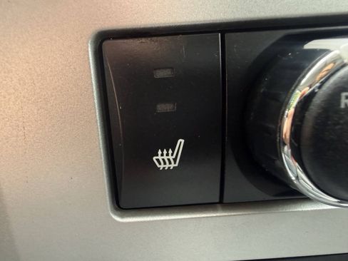 Used 2010 Chrysler Town & Country Touring FWD image 12