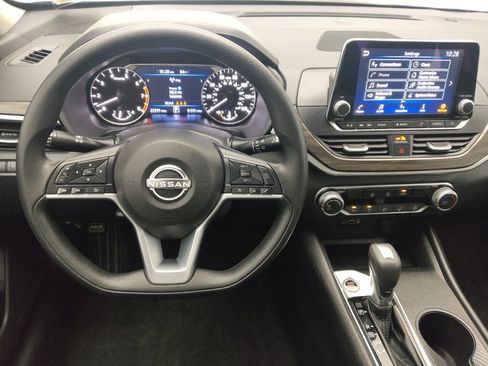 Used 2025 Nissan Altima 2.5 SV FWD image 22