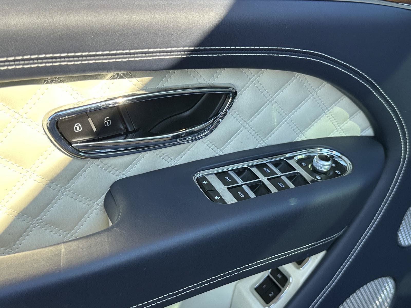 Used 2022 Bentley Bentayga AWD/4WD image 14