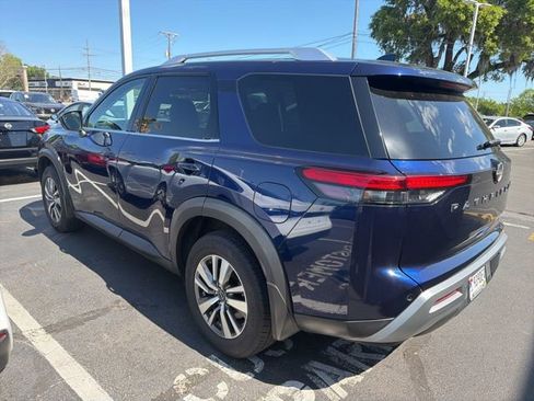 Used 2022 Nissan Pathfinder SL image 2