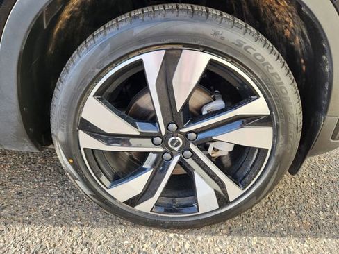 Certified 2025 Volvo XC40 B5 Plus AWD/4WD image 20