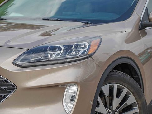 Used 2020 Ford Escape Titanium image 3