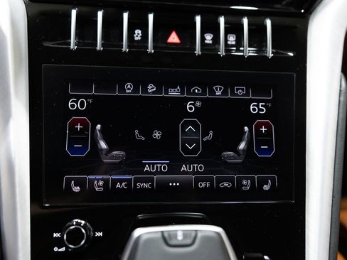 Used 2021 Lamborghini Urus AWD/4WD image 44