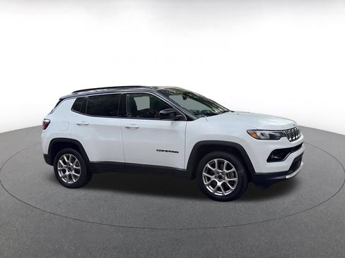 Used 2025 Jeep Compass Limited AWD/4WD image 2