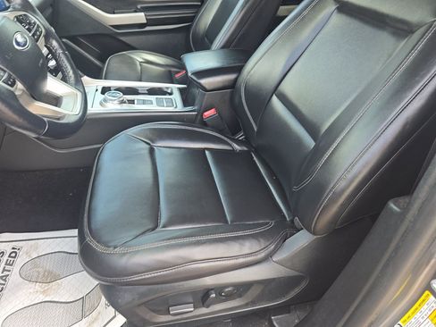 Used 2023 Ford Explorer XLT w/ Equipment Group 202A RWD image 8