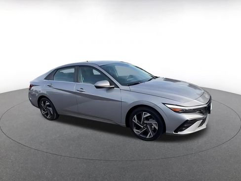 Used 2025 Hyundai Elantra SEL image 2