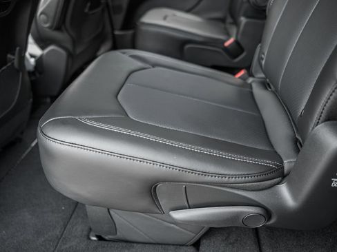 New 2025 Chrysler Pacifica Select image 28