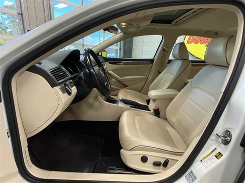 Used 2018 Volkswagen Passat 2.0T SE FWD image 11