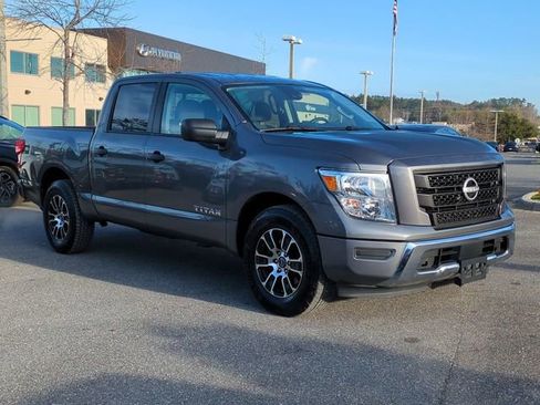 Used 2023 Nissan Titan SV image 3
