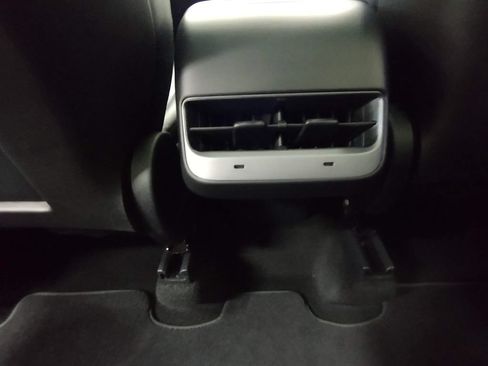 Used 2024 Tesla Model Y Long Range AWD/4WD image 29