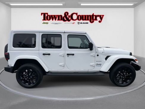 Used 2022 Jeep Wrangler Unlimited Sahara w/ Cold Weather Group image 4