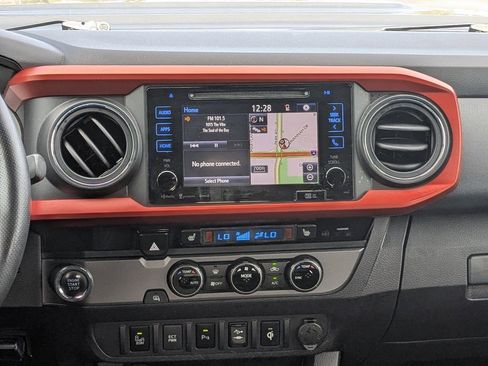 Used 2017 Toyota Tacoma TRD Sport image 18