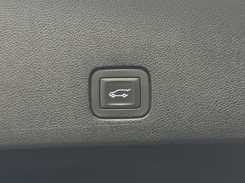 Used 2025 Cadillac XT6 Premium Luxury image 17