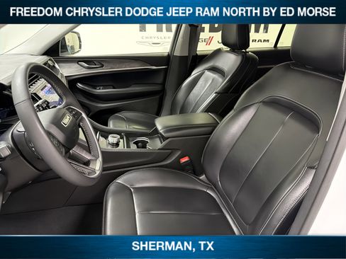 Used 2024 Jeep Grand Cherokee L Limited RWD image 7