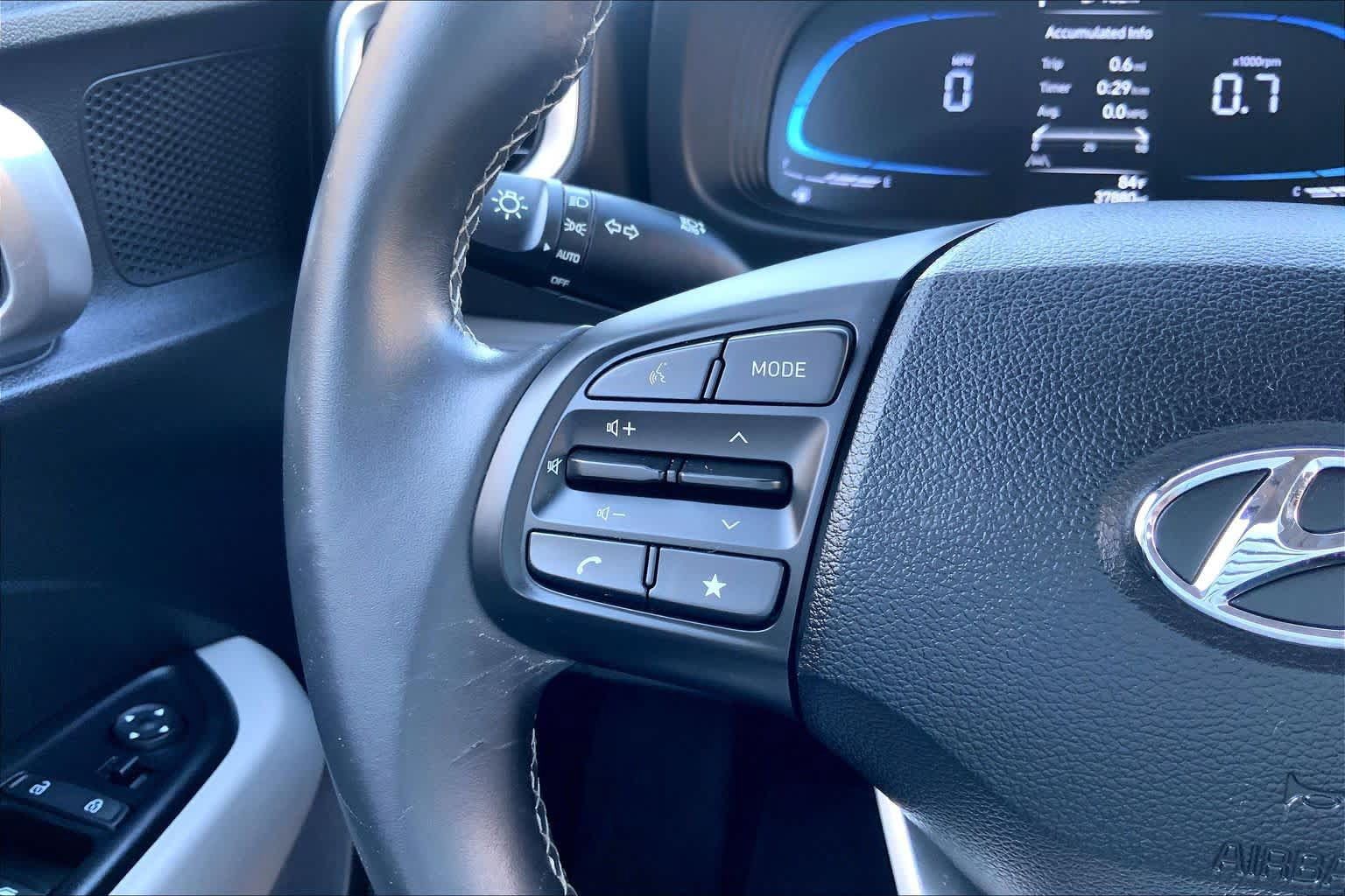 Certified 2025 Hyundai Venue SEL FWD image 23