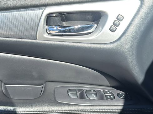 Used 2018 Nissan Pathfinder SL image 12
