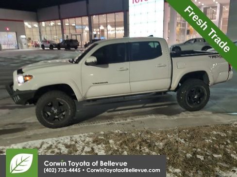 Used 2017 Toyota Tacoma TRD Sport image 7