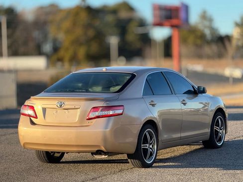 Used 2010 Toyota Camry LE image 9