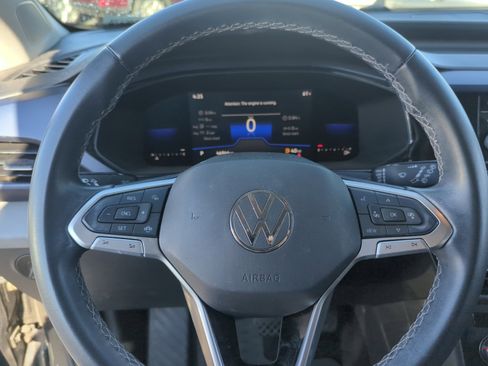 Certified 2022 Volkswagen Taos SE image 9