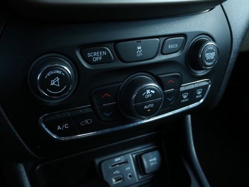 Used 2017 Jeep Cherokee Limited image 25